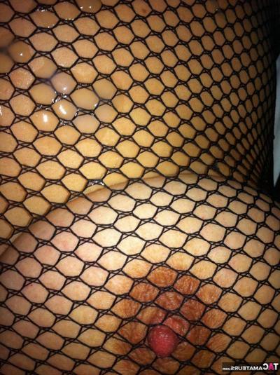 20P Die reife Amateurin Busty Bliss liefert einen POV-Blowjob in einem Netz-Bodystocking