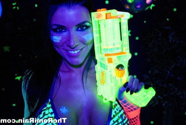 16P Hot MILF Romi Rain shows her nice tits and snatch under black lights