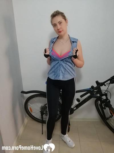 20P Curvy amateur cyclist undressing and posing naked on her bicycle