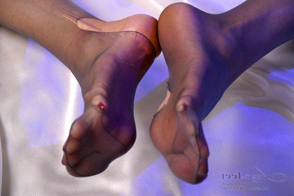 12P Blonde lady with short hair takes off her heels before ripping her pantyhose