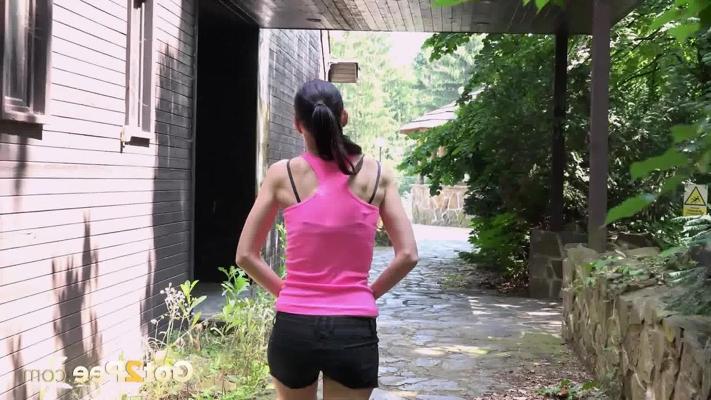15P 白人少女エヴリン・ニールは車道でおしっこをしながら周りを見回す