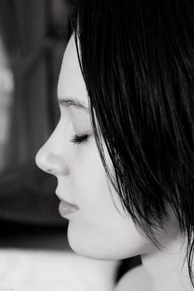 20P 大きなおっぱい、毛むくじゃらの猫、敏感な足を公開する素人美女ロー・リン