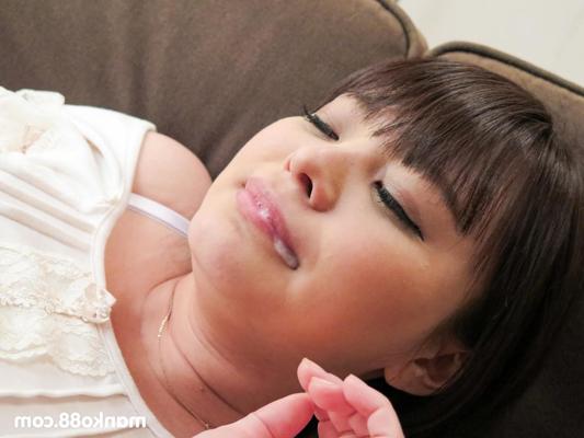20P アジアの美女、青山未来が下着を脱ぎ捨て、ペニスをしゃぶりながらおまんこをおもちゃにする