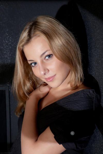 20P Beauty Nikia A strips and shows her athletic body and big booty