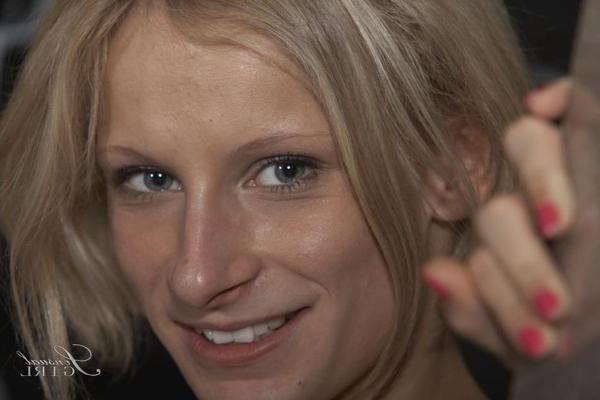 10P Naked blonde girl Paris Pink sports a smile on her pretty face