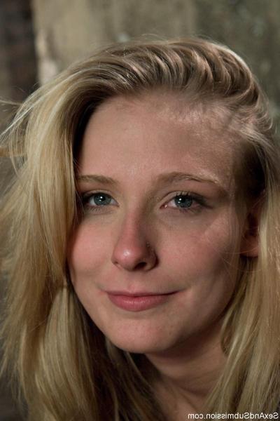 20P La rubia americana Natalie Norton jugueteada y follada en su coño rosa mientras está atada