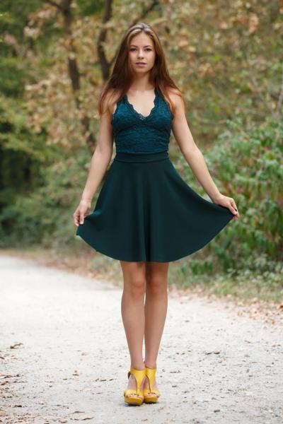 10P Beautiful brunette babe loves posing outdoors in her sexy green dress