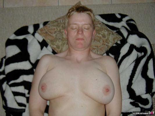 16P Older lady with short hair Tiffany Pearl wears a slave collar during kinky sex