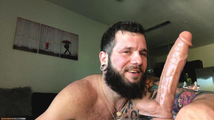 15P Semental gay tatuado con barba poblada Johnny Hill se mete los dedos y un consolador en el culo