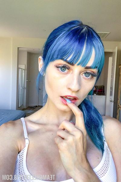 20P Fit American babe Jewelz Blu shows off her big ass and her fake tits