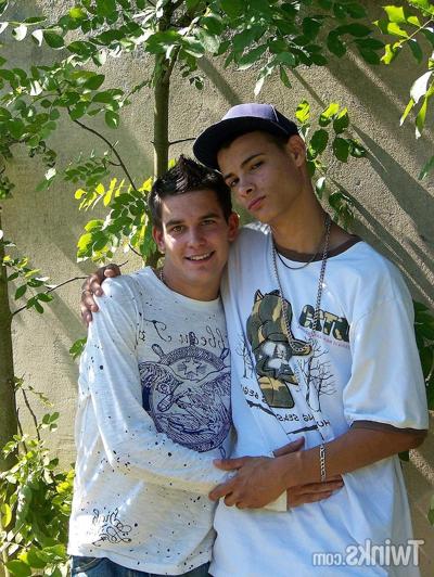 20P Two skinny American twinks kiss before sticking their dicks in each other