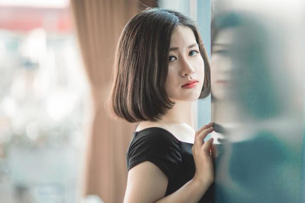 20P 公共の場でエレガントな黒のドレスを着てポーズをとる魅力的なアジア人美女