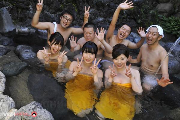 15P Naked Japanese girls are joined by a bunch a guys in outdoor hot tub