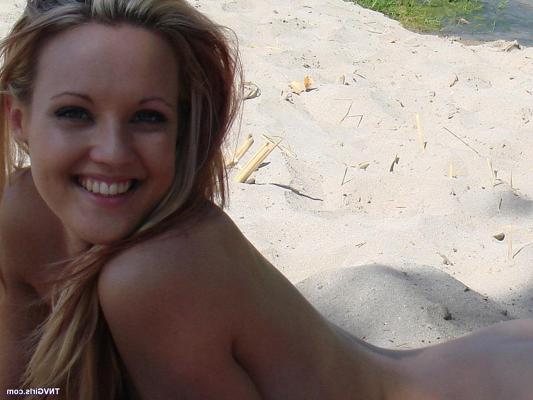 20P Teenage hottie Cari displays her hot naked body while sunbathing on the beach
