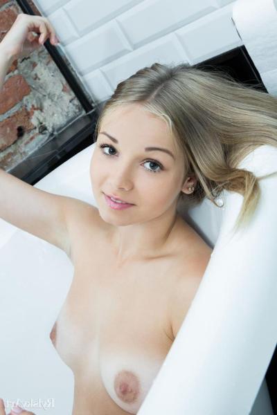 16P Beautiful teen Jeff Milton poses totally naked while in a bathtub