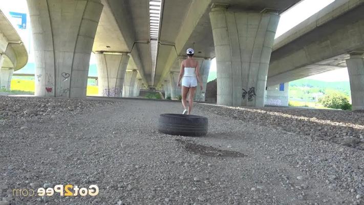 15P Short taken girl Chloe Lamour takes a badly needed piss underneath an overpass