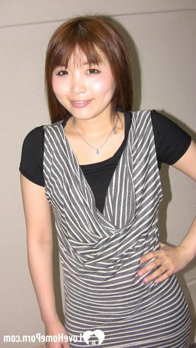 20P Hot Asian babe doffs her pink undies and pink bra and poses naked