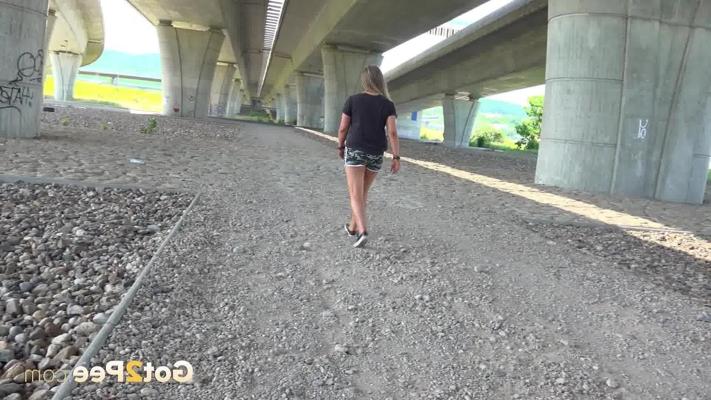 15P ブロンドの女の子、ジェナ・ラブリーが高架の下で小便をする
