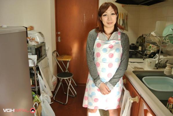 15P Japanese housewife Eri Fujino shows her tits and ass in an apron