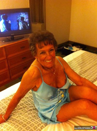 20P Dirty amateur granny shows her sexy naked body and kisses a young stud
