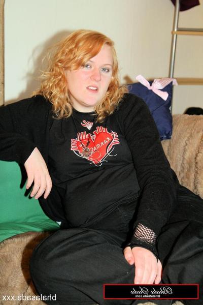 15P Chubby amateur MILF Bhala Sada posing in her black outfit on the bed