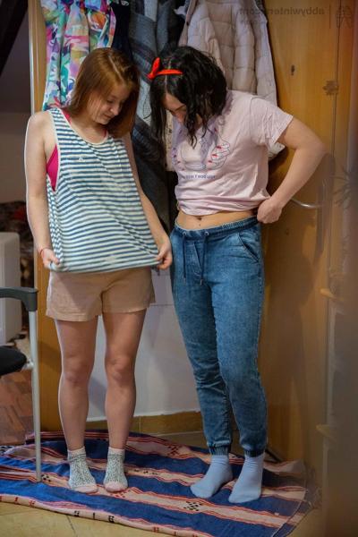 20P 10代のガリーナとニーナBが服を着ながら熱い体を披露