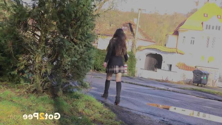 15P 白人の学生ヴァレンティナ・ロスさんが公共の橋を渡りながら小便をする