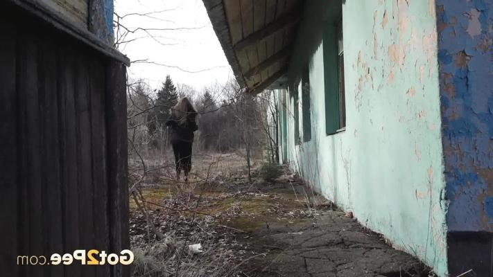 15P Соло-девушка стягивает черный шланг, прежде чем присесть на корточки, чтобы пописать возле здания