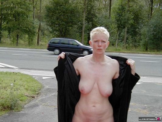 16P Blonde woman Tiffany Pearl flashes in a public park and alongside a road too