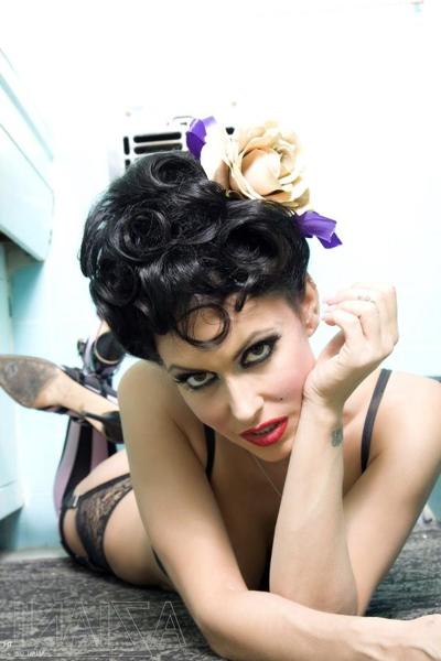 15P MILF Jessica Jaymes posing her sexy stuff & masturbating in vintage lingerie