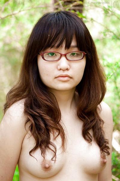 16P メガネをかけた小柄なアジア人少女がゆっくりとストリップした後、屋外で毛深い膣を剥き出しにする