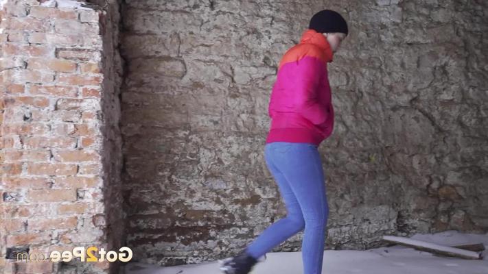 15P Girl next door type Alexa gets caught taking a piss out in the snow