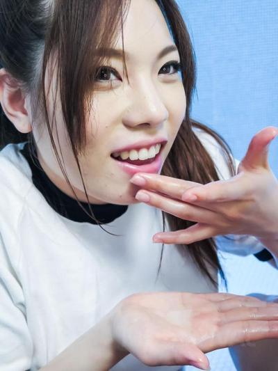 12P 日本人の女の子、佐々木絵美がフェラをした後、手のひらから精液を食べる