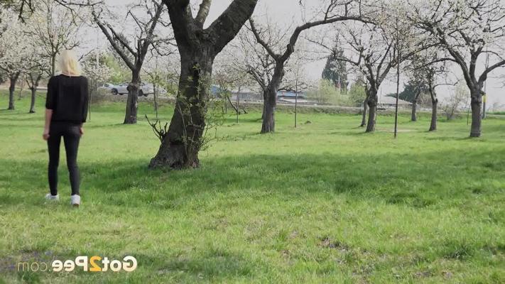 15P ブロンドの女の子デボラが果樹園を横断中にズボンを下ろしておしっこをする