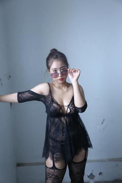 20P Curvy Asian babe in sunglasses flaunts her hot round ass in lingerie