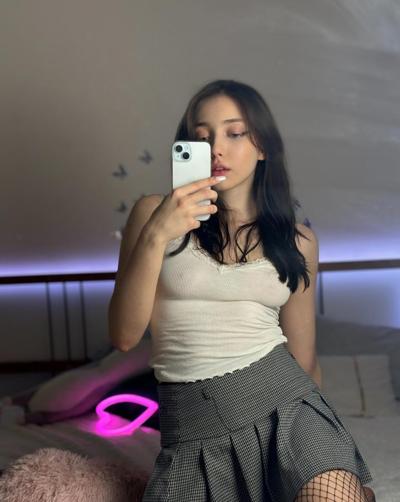 10P Teen OnlyFans babe Mia Saffron poses in her hot outfits & lingerie in a solo