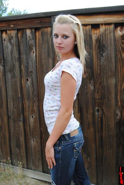 15P Gorgeous amateur babe poses in her white shirt, jeans and flip-flops outside