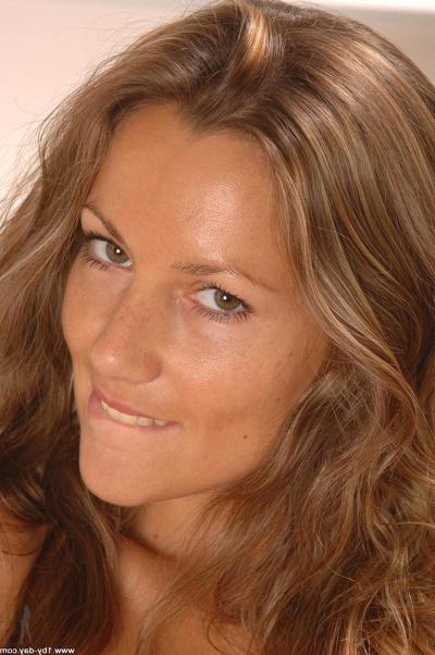 20P Breathtaking babe Malory toys her perfectly trimmed muff at the casting