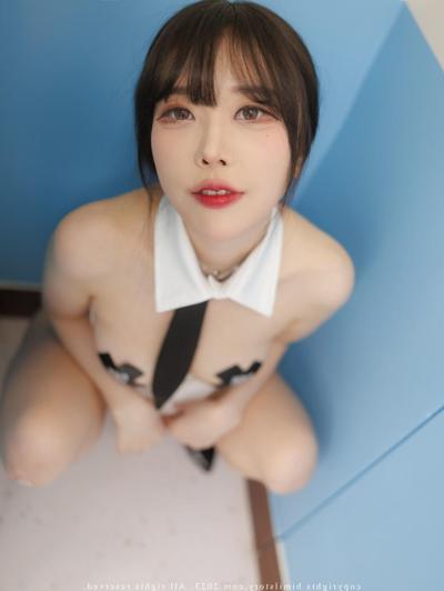 11P Sexy Asian babe exibe seu grande espólio enquanto provoca em saltos altos